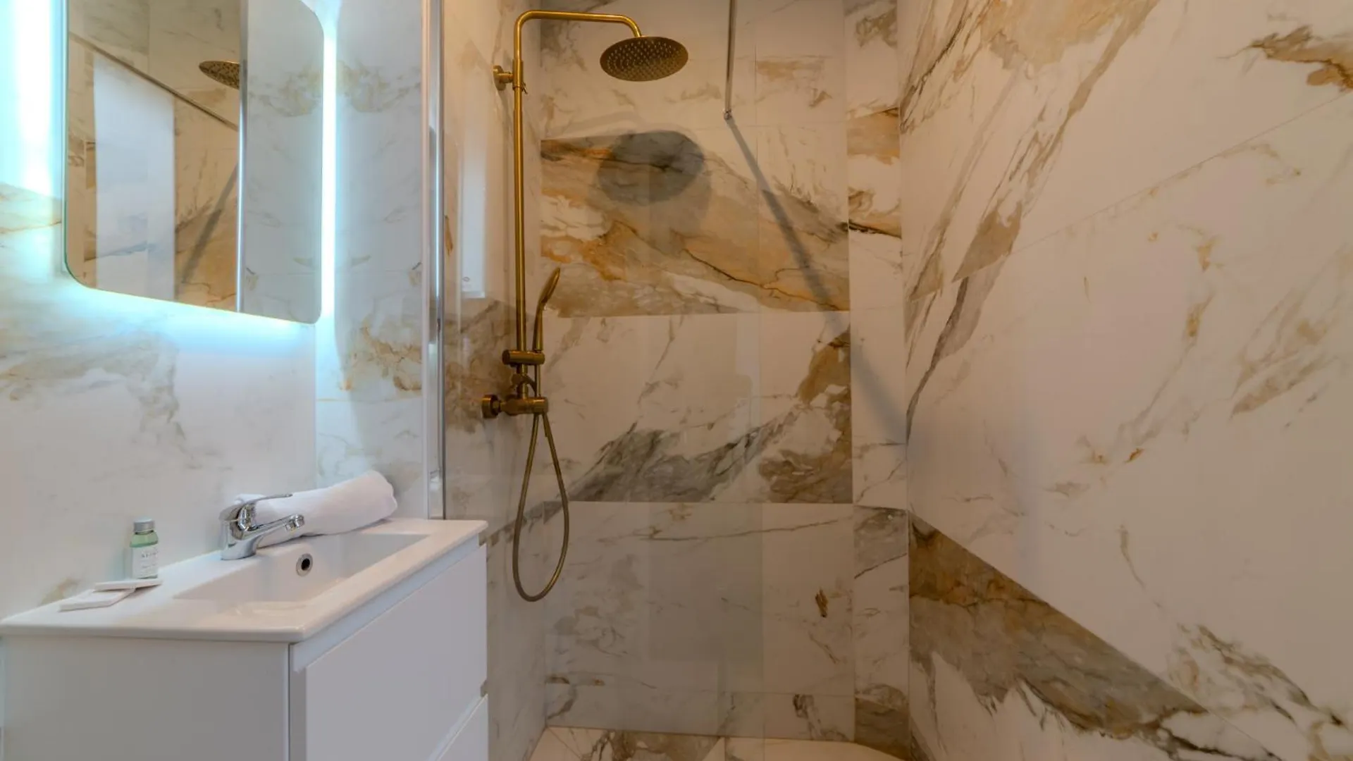 Golden Republique Apartment Paris